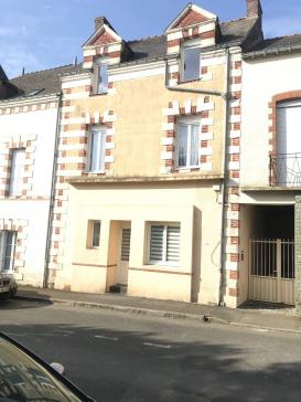 Maison de centre bourg de 110m� sur Riaill�,3 chambres et petit jardinet.
