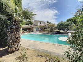 Maison 200m� avec terrain de 2400m� et piscine.
