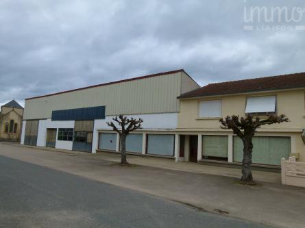 D�p. 71 03 Marcigny proche b�timent industriel, voiture ancienne, loft.
