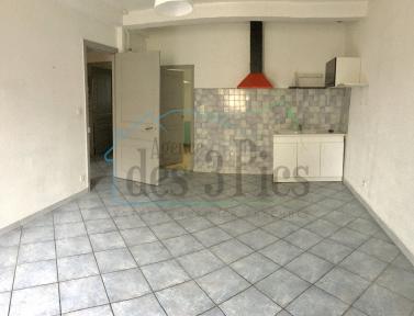 Ensemble immobilier comprenant immeuble et local commercial.
