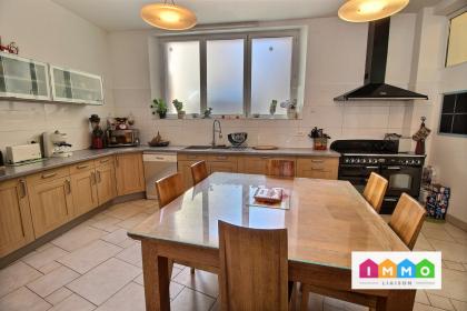 Place de Commercy agr�able maison de famille 320 m� pouvant acceuilir un cabinet m�dical ou autres a