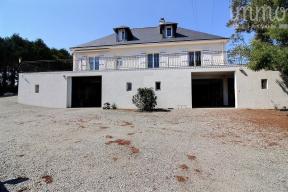 TREILLIERES maison avec un �tang
