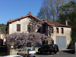 A vendre une belle b�tisse avec 2 maisons, un appartement, 2 jardins et un grand garage, id�al pour 