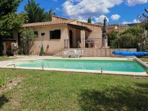 Villa avec grand terrain et piscine.
