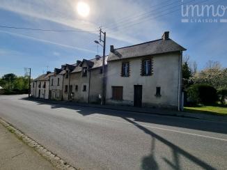 TRES RARE : ensemble immobilier : 3 maisons + terrain constructible + �tang.
