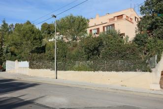 Tres beau potentiel pour cette villa divis�e en 2 appartements.
