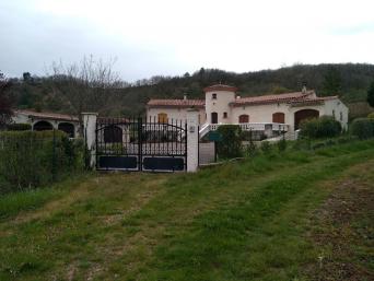 A vendre une propri�t� sur 7470m� avec maison ,garages, d�pendance, piscine, terrasses dans un cadre