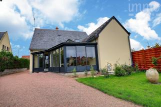 Maison r�cente en plein bourg d'Allonnes, 4 chambres. 
