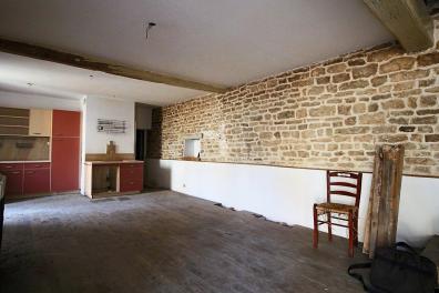 BLAISY-BAS - Maison de village mitoyenne � r�nover enti�rement avec beau potentiel.

