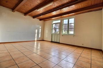 HEUILLEY SUR SAONE : Maison de village � r�habiliter avec petit ext�rieur
