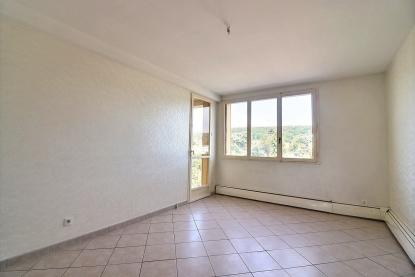 Chenove, quartier C�dre, Appartement T3 avec balcon, cave et parking clos.
