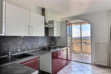 Chen�ve, appartement T5 avec loggia et balcon au 14�me �tage avec ascenseur, cave.
