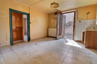 Maison � r�nover, 3 chambres, jardinet et garage
