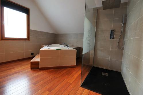 FLAMMERANS - proche Auxonne : jolie maison r�nov�e avec toit cath�drale, 4 chambres, garage sur un t
