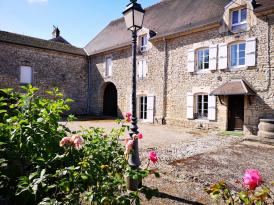 Maison de Maitre arbor�e avec piscine disposant d'un parc priv� de 6300m� au calme et sans vis 