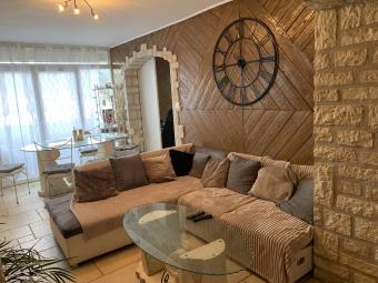 CHENOVE ; Appartement T4, 2 chambres, balcons et cave.
