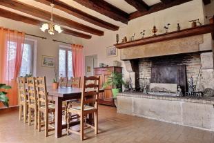 Propri�t� de caract�re de 202.27 m�, 5 chambres, 5 298 m� de terrain
