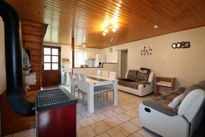 GRAY - Maison avec 2 appartements 3000m terrain au calme avec vue �tang. 
