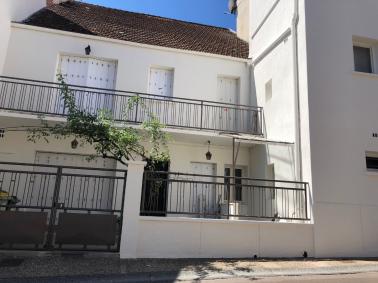 CHENOVE BOURG - Maison de village de 140 m� sur cour et combles am�nageables, cave
