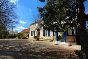 Propri�t� de caract�re offrant 149 m� habitables avec jardin de 6 337 m� et une grange. 
