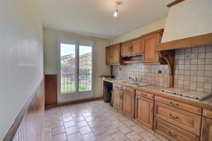 CHENOVE, Dijon Sud : Appartment T4 de 73m�, 3 chambres, balcon et cave.

