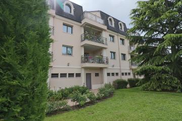 CHEVIGNY-SAINT-SAUVEUR - Appartement type 2, terrasse, cave et place de stationnement privative. 
