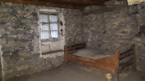 Maison en pierres � r�nover � St Avre
