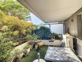 Appartement avec terrasse et garage.
