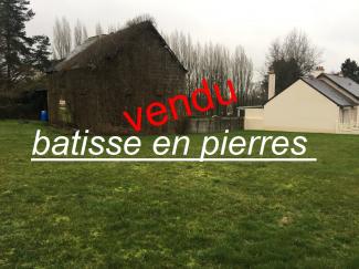 Sur une parcelle de 500 m� constructible et libre de constructeur en plein bourg ,.
