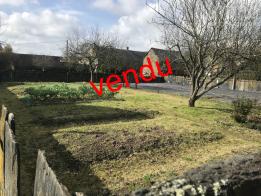 En plein centre bourg ,terrain constructible de 575m� non viabilis�
