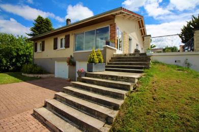 Maison individuelle �difi�e sur sous-sol complet, 4 chambres sur un terrain de 1024 m�.  
