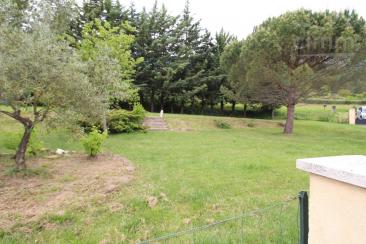 A vendre une propri�t� avec maison plain pied de 103m� , piscine, chenil, d�pendance.
