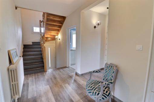 FONTAINE-LES-DIJON : Maison individuelle, 4 chambres et un bureau, sous-sol complet, terrain de 399 