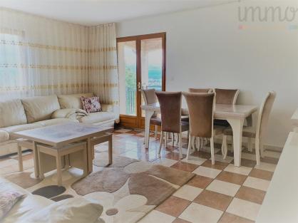 Tr�s bel appartement r�cent d'environ 114m2 avec jardin privatif
