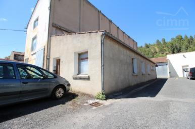 A vendre un local de 94m� avec 6 pi�ces, parking ext�rieur devant le bat�ment
