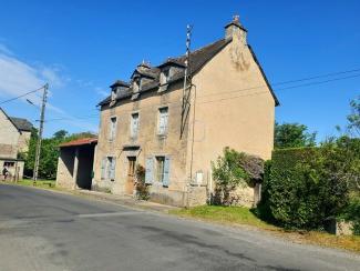 Maison de ferme avec hangar.
