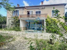 Maison de 122m� sur terrain de 1123m� avec garages.

