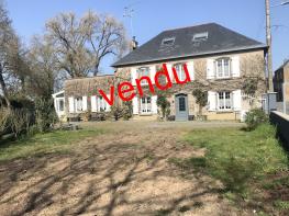 Maison T4 de 160m� sur 1400m� de terrain en plein bourg de Saffr�.
