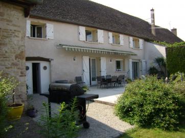 Saint Loup de Varennes. Corps de ferme r�nov� de 162m�.
