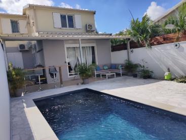 Villa F 4 proche carrefour LE PORT 974 
