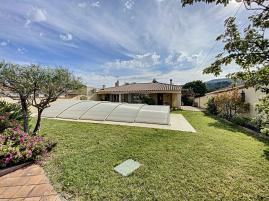 Villa de plain-pied avec piscine sur terrain de 900m�
