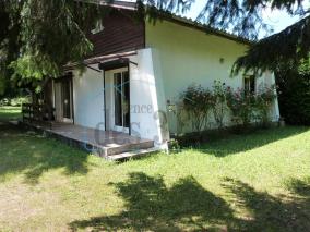 Maison de plain-pied au style chalet, 3 chambres et terrain.
