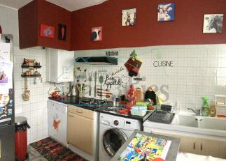 Maison en deux parties avec chacune un garage.
