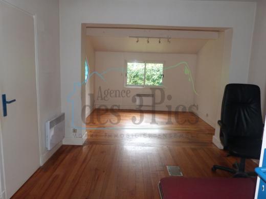 Maison de plain pied sur terrain arbor�.
