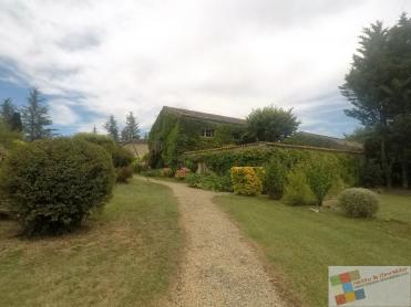 Maison charentaise sur 6000m� de terrain 
