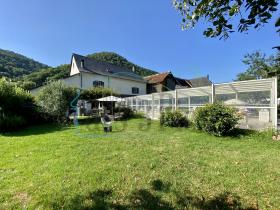 Maison 3 chambres, d�pendances, piscine couverte.

