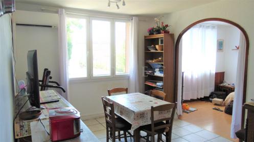 Appartement VALREAS, proche tous services, 84 Vaucluse proche 26.
