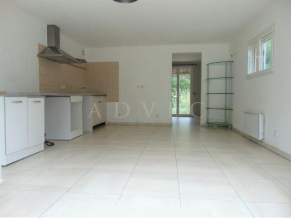 Bel appartement de plain pied avec grand terrain.
