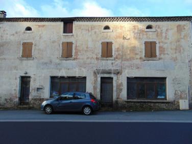 Ancien h�tel restaurant limite plateau Ard�chois  qui attend son repreneur.Bien implant� sur beau te