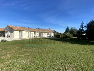 Maison de plain pied sur +5 500m2 de terrain.
